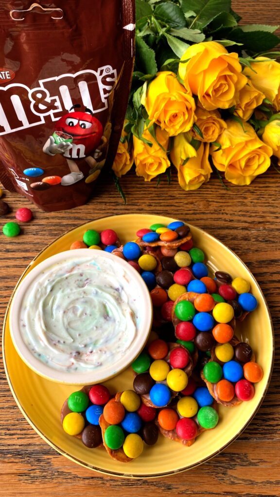 Pretzel Flower Bites & Dip with M&Ms | Twisted