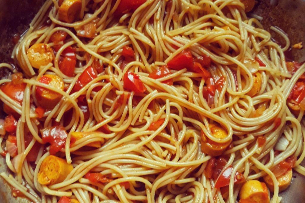Mum divides opinion by serving ‘messy dinner’ straight onto the table